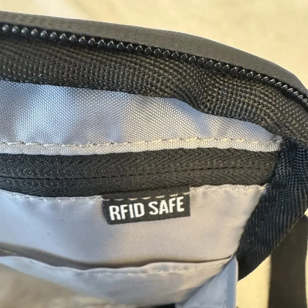 Nomatic messenger bag